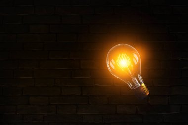 Koyu arka planda yanan ışık