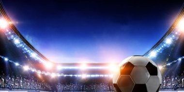 Işıklar altında tam gece futbol sahası