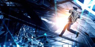 Adam sanal gerçekliği yaşıyor. Karışık ortam