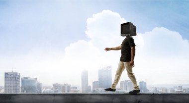 Monitör kafalı adam. Karışık ortam