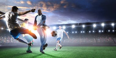 Futbol adamı topla iş başında. Karışık ortam