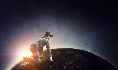 Sanal gerçeklikteki genç adam