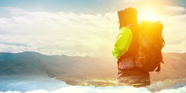 Sırt çantasıyla gezen bir turist