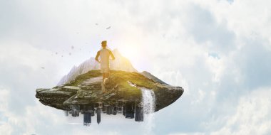 Koşu atletik genç adam . Karışık ortam