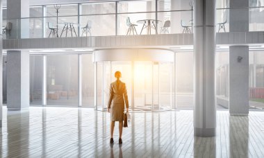 Businesswoma ofis iç. Karışık ortam