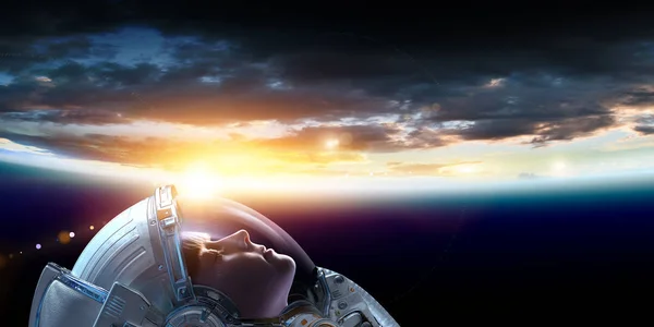 Αστροναύτης και πλανήτης, ανθρώπινη έννοια στο διάστημα — Φωτογραφία Αρχείου