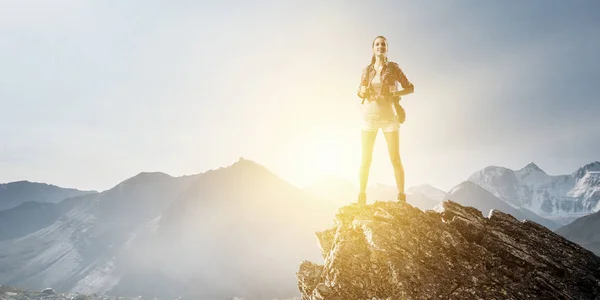 Turista in viaggio con zaino — Foto Stock