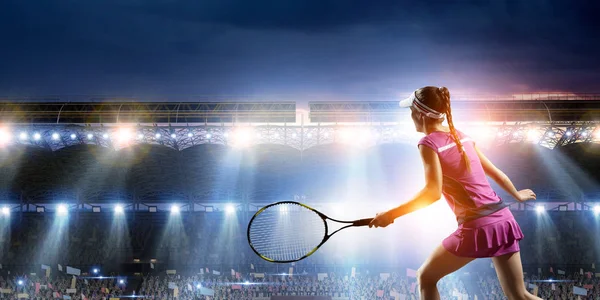 Jonge vrouw tennissen in actie — Stockfoto