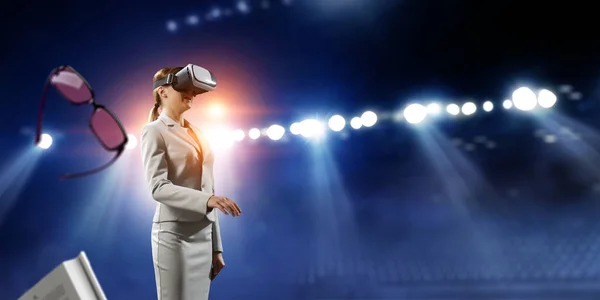 Joven mujer en realidad virtual — Foto de Stock