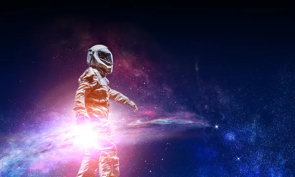 Космонавт в космосе, в космосе — стоковое фото