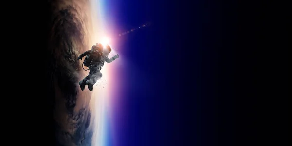 Raumfahrer und Planet, Mensch im Raumfahrtkonzept — Stockfoto