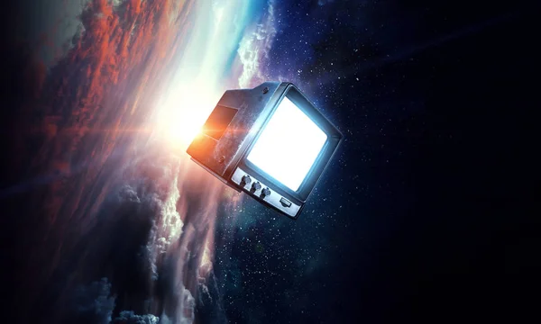 Retro TV terbang di ruang angkasa — Stok Foto