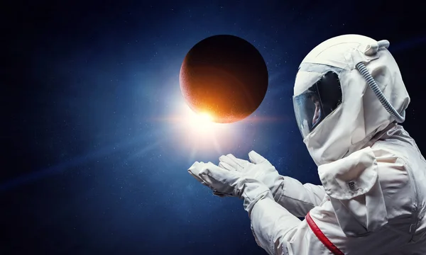 Uzay adamı ve gezegenlerin soyut teması — Stok fotoğraf