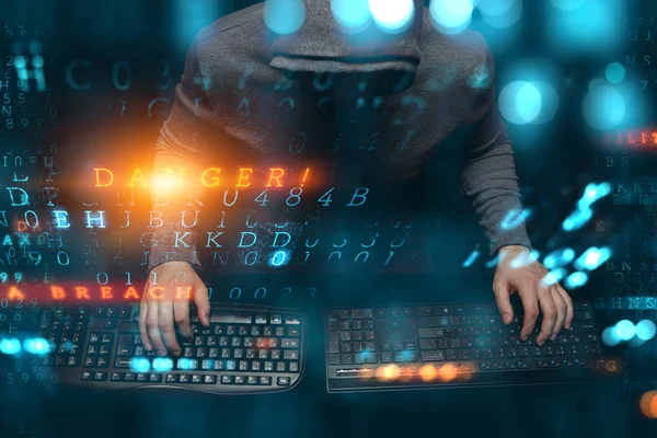 Haker w kapturze ciemny motyw — Zdjęcie stockowe