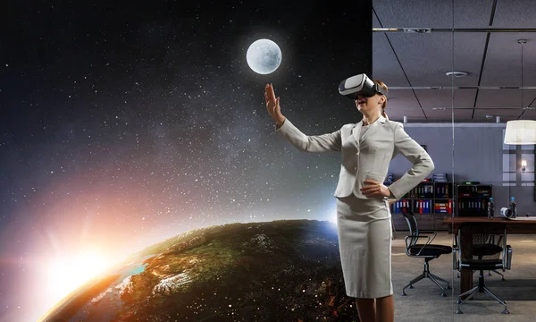 Femeia tânără în realitatea virtuală — Fotografie, imagine de stoc