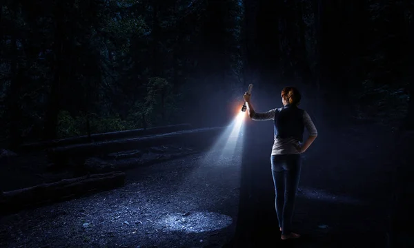 Junge Frau mit Taschenlampe — Stockfoto