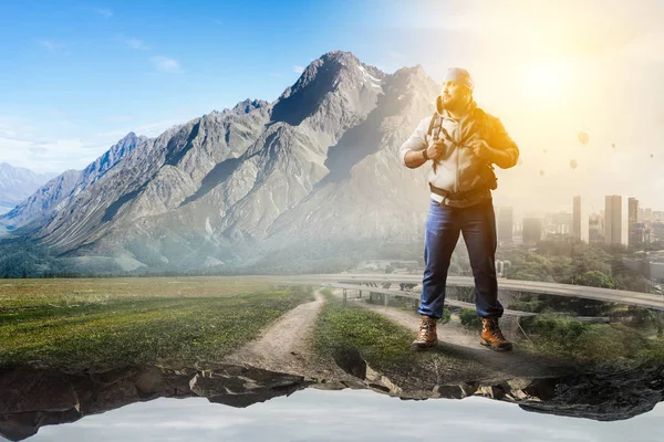 Turista in viaggio con il suo zaino — Foto Stock