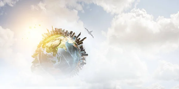 Globe z miasta scyline wokół jego powierzchni, tło nieba — Zdjęcie stockowe