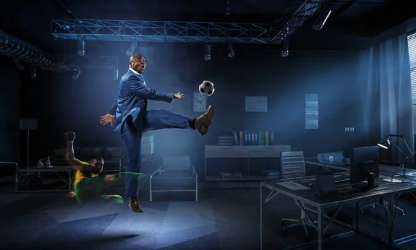 Footbal を演じるスーツの黒人ビジネスマン — ストック写真