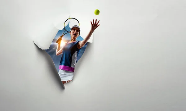 Efecto agujero de avance de papel y jugador de tenis — Foto de Stock