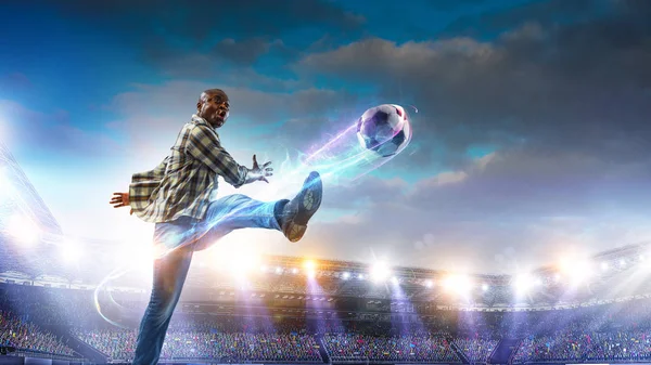 Hombre de fútbol en acción con pelota. Medios mixtos — Foto de Stock