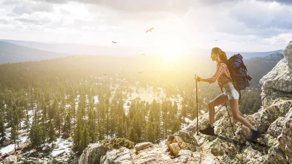 Travelling female tourist with backpack — Stock Photo, Image