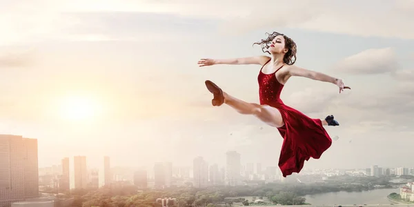 Joven y hermosa bailarina en un vestido rojo — Foto de Stock