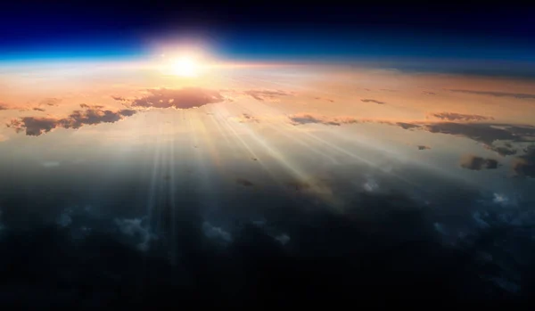 Terre avec lever de soleil sur fond d'espace bleu — Photo