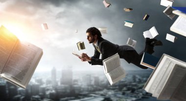 Adam uçar ve dizüstü bilgisayarda çalışır. Karışık ortam