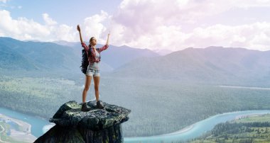 Sırt çantalı gezgin kadın turist