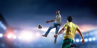 Siyah adam en iyi futbol maçını oynar.