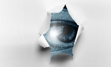 Yırtık bir kağıt deliğinde göz