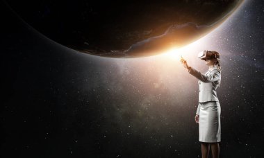 Sanal gerçeklikte genç bir kadın