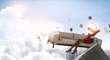 Dizüstü bilgisayar kafalı bir kadın. Verimlilik kavramı.