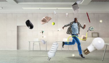 Gündelik giysiler içindeki siyah adam hareket halinde.