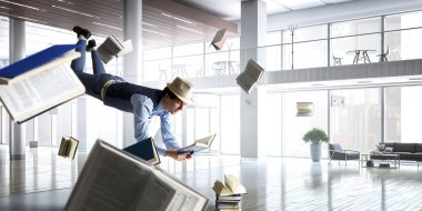 Gülümseyen neşeli levitating genç adam