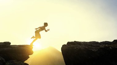 Kadın koşucu zorluk üstesinden. Karışık ortam