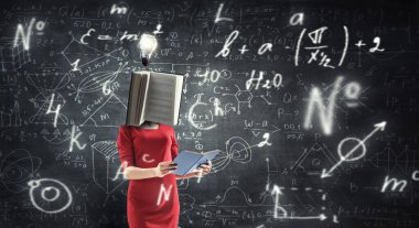 Kırmızı elbiseli kitap başlı kadın