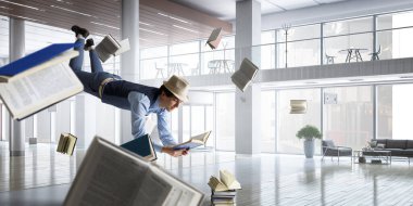 Gülümseyen neşeli levitating genç adam