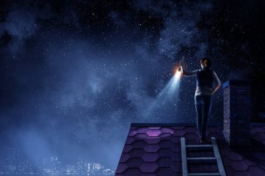 Elinde fener tutan genç bir kadın.