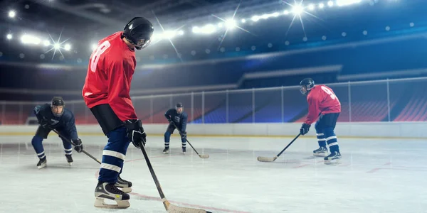 Giocatori di hockey su ghiaccio in azione — Foto Stock