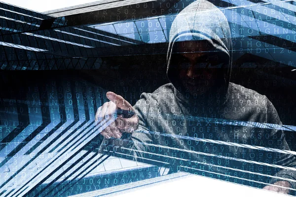 Hacker in hoodie donker thema — Stockfoto