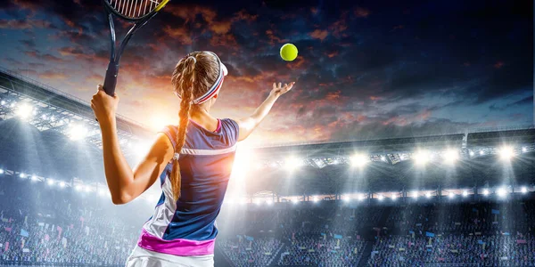 Giovane donna che gioca a tennis in azione — Foto Stock
