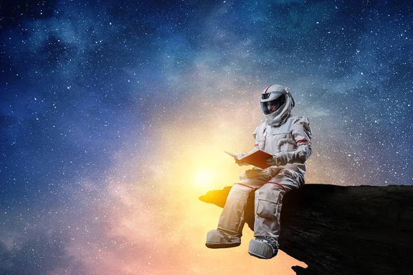 Spaceman e il pianeta Terra tema astratto — Foto Stock