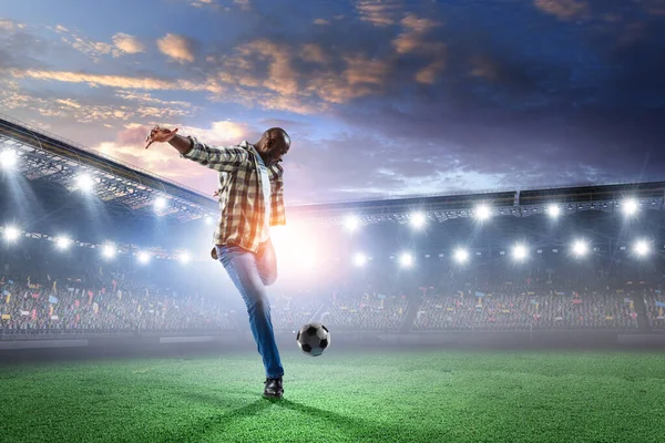 Zwarte man speelt zijn beste voetbalwedstrijd — Stockfoto