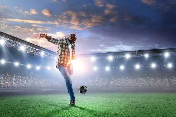 Hombre negro juega su mejor partido de fútbol — Foto de Stock