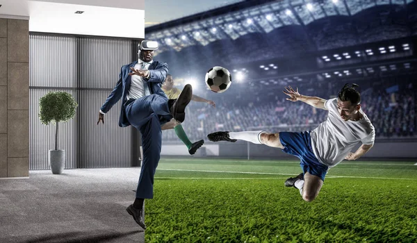 Svart affärsman på virtuell verklighet fotbollsmatch — Stockfoto