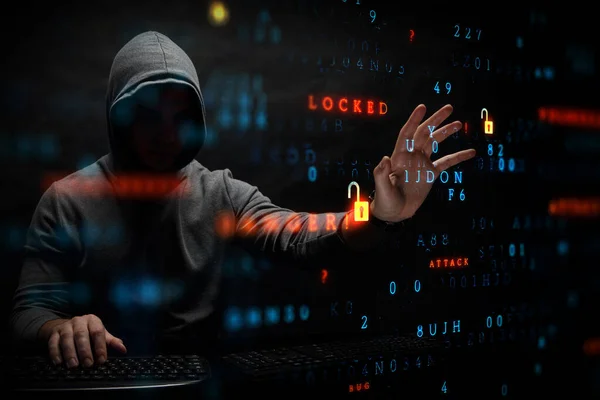 Hacker in hoodie donker thema — Stockfoto