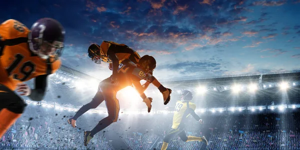 アメリカンフットボールの選手はボールのために戦う。混合メディア — ストック写真