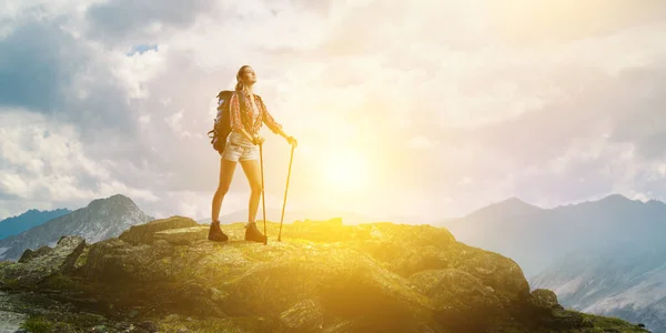 Travelling female tourist with backpack — Stock Photo, Image